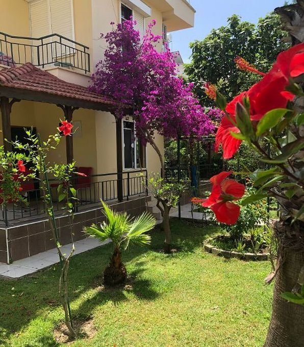 Terrasse und Garten mit Bougainvillea