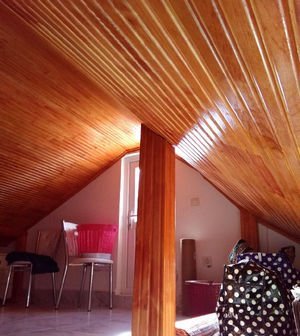 Dachzimmer unter der Holzdecke